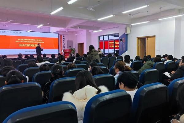 成都市青苏职业中专学校班主任老师好吗