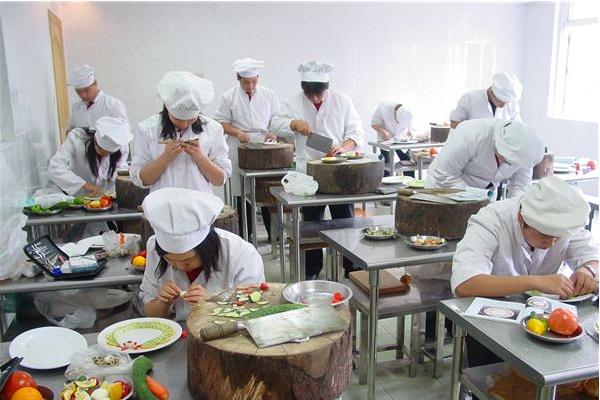 友爱职校中餐烹饪专业学生