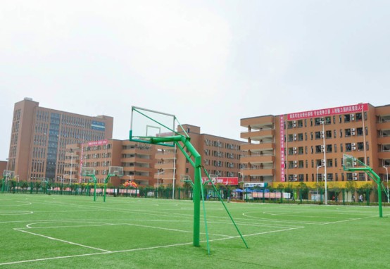 四川希望汽车技师学院操场