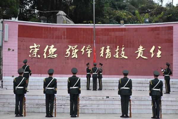 四川锅炉高级技工学校举行升旗仪式