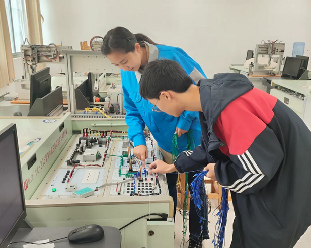 成都石化工业学校