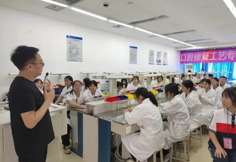 成都铁路卫生学校