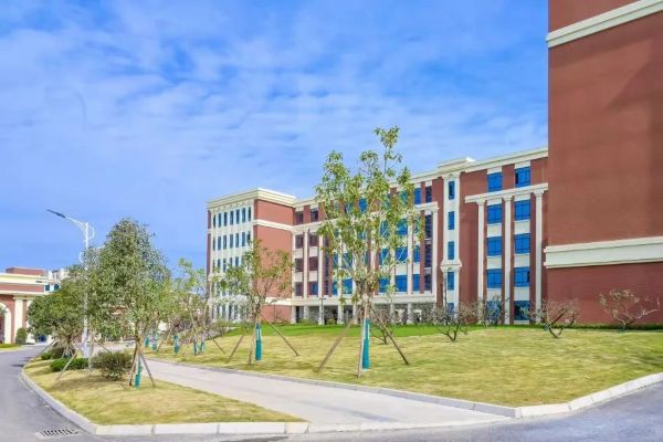 眉山东辰学校和北外东坡学校哪所好