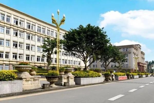 成都华商理工职业学校郫县校区