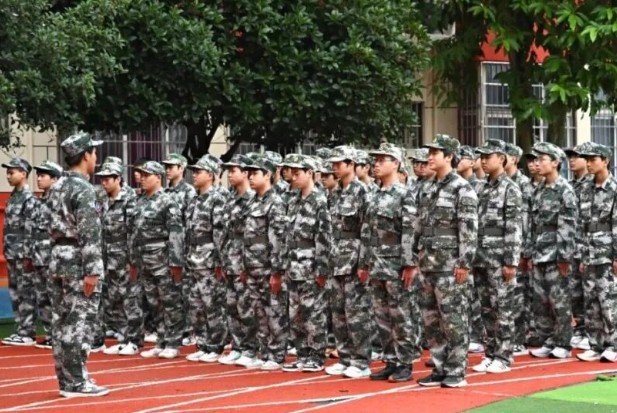 南充电子工业学校举行2026年秋学生军训大会
