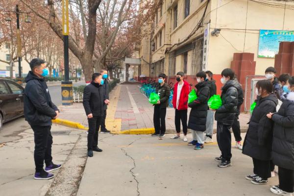 中铁工程职业技术学校探望滞校学生