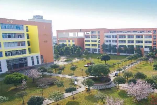 崇州市技工学校好么