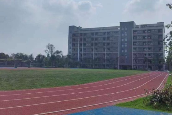 四川绵阳高级技工学校操场 四川绵阳高级技工学校操场