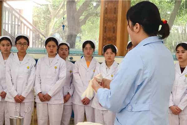 成都华大医药卫生学校