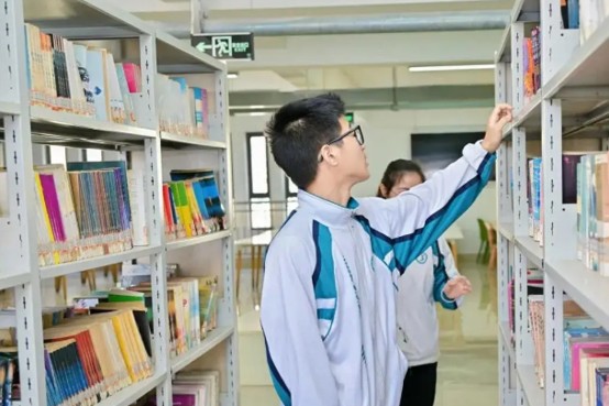 新津职高图书馆
