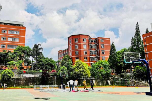 成都市机械高级技工学校招生简章