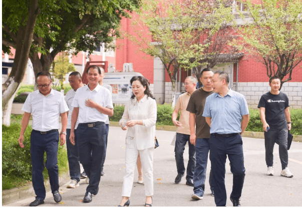 成都市郫都区川科外国语学校