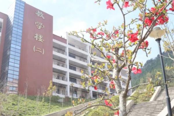 通江县职业高级中学