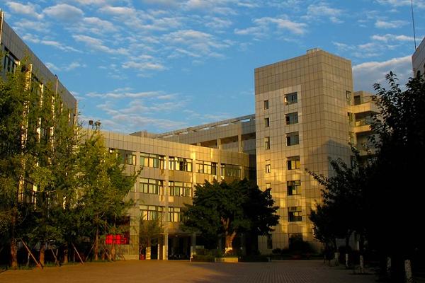 绵阳南山中学双语学校是公立还是私立