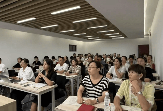 成都佳兴外国语学校
