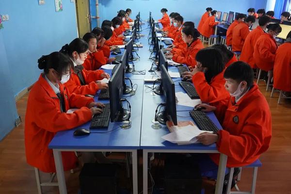 成都华商理工职业学校举行技能大赛