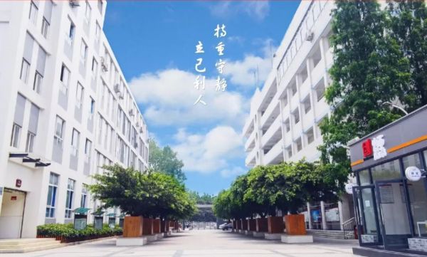 成都市洞子口职业高级中学环境 成都市洞子口职业高级中学环境