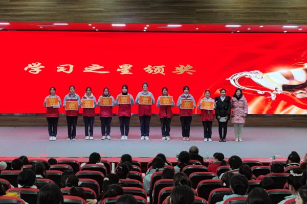 成都市青苏职业中专学校举行表彰大会