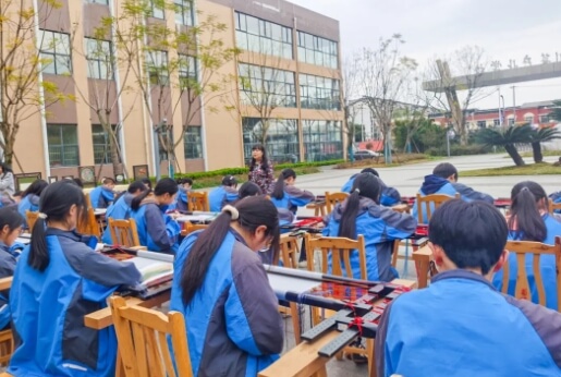 友爱职业技术学校