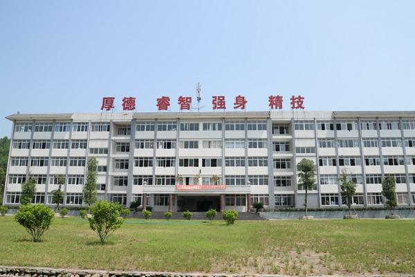 乐山市旅游学校国防班